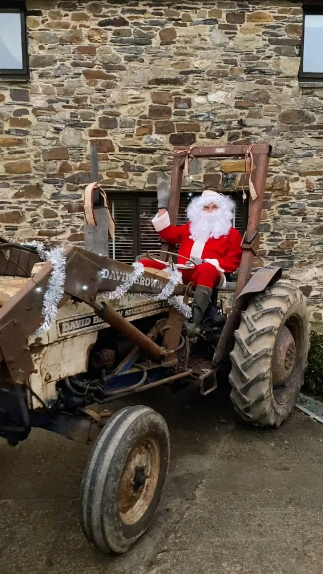 Huge thanks to @rumleighfarm for such a lovely afternoon!! Who knew Santa had a #davidbrown tractor 🚜 LOVE 🫶 the goats 🐐 🥰 delicious food from @thepa.ntry and some Christmas shopping from the lovely crafters #tamarvalleypotter #cathynewellprice and our gorgeous new decorations had made by Francesca - all in all some lovely Festive Cheer thank you #teamrumleigh - and Santa said I had been very good and that he would definitely be visiting- what a relief!! 🎄🐐🚜🎄🐐🚜 #feelingfestive #craftmarket #rumleighfarm #eventvenue #weddingvenue